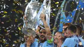 Ilkay Gundogan alza el trofeo de Champions como capitán del Manchester City