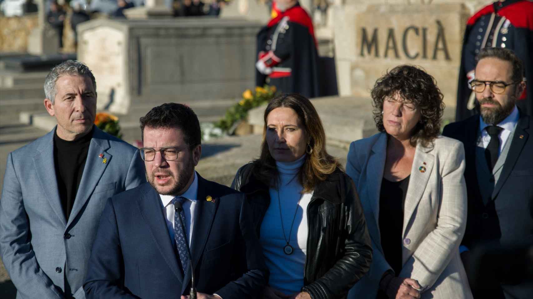 El presidente de la Generalitat, Pere Aragonès, con Josep González-Cambray, Laura Vilagrà, Teresa Jordà y Juli Fernández