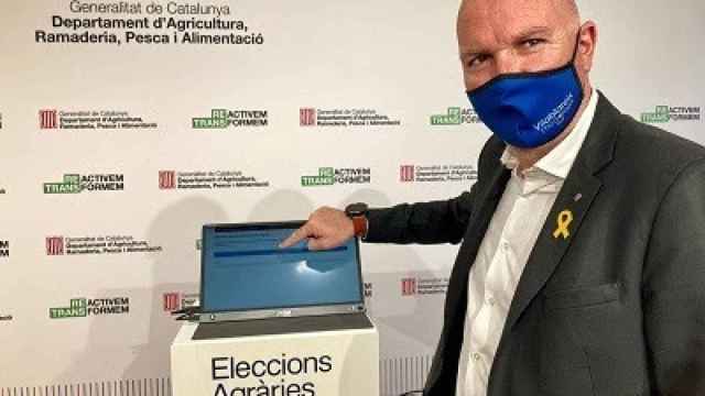 David Mascort con una urna electrónica de las elecciones a la Mesa Agraria de Cataluña, siendo secretario general de Acción Climática