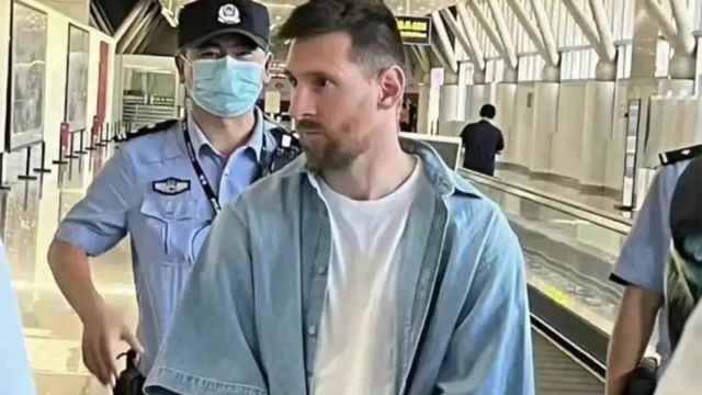 Leo Messi, retenido en el Aeropuerto de Beijing por problemas con el pasaporte / REDES