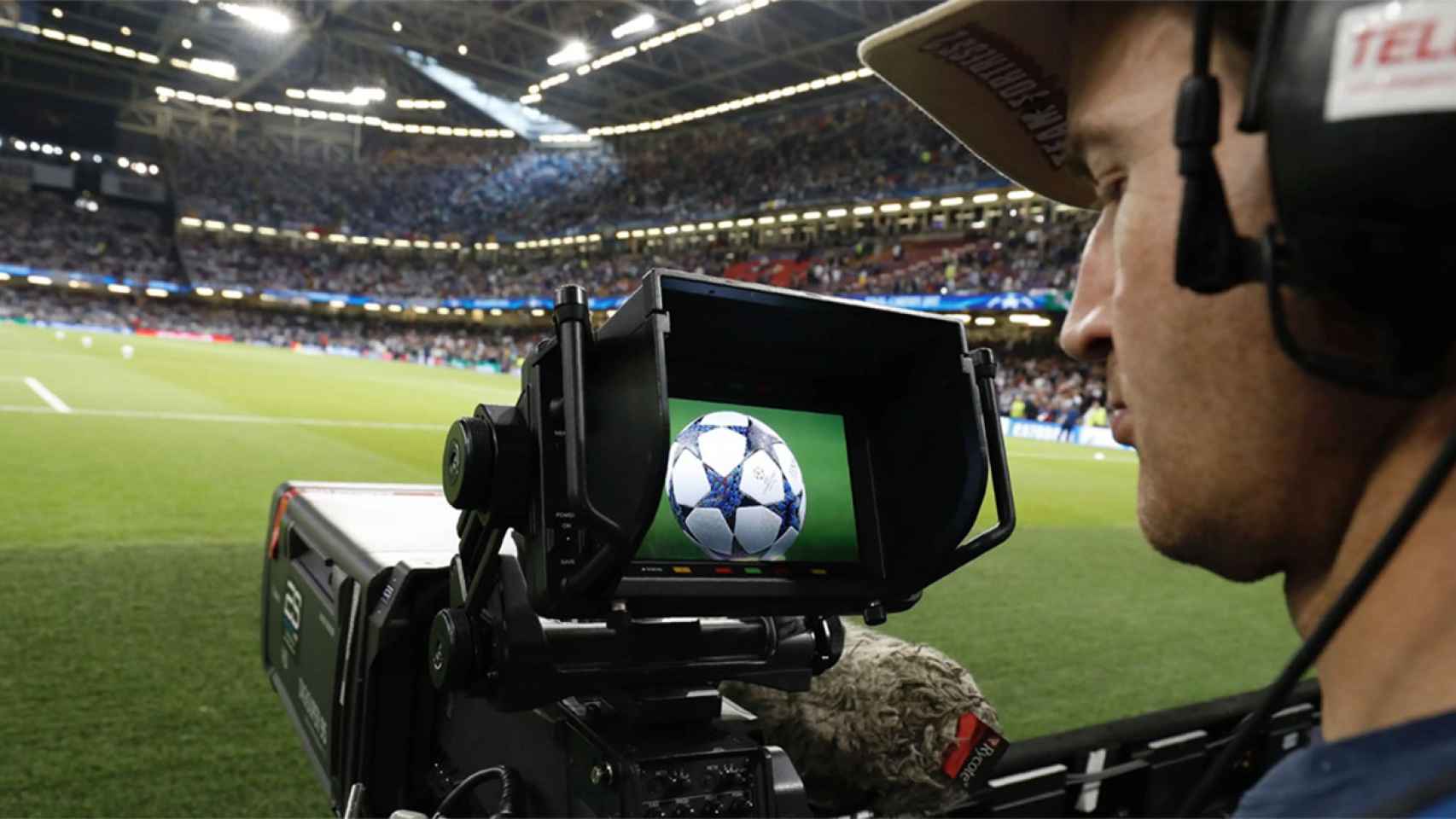 Un cámara de Movistar Plus, grabando un partido de la Champions League / REDES