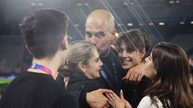 Pep Guardiola abraza a su mujer, Cristina Serra, y a sus hijos tras ganar la Champions