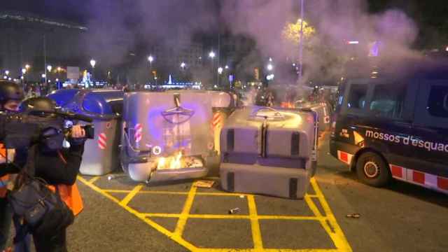 Contenedores quemados por los CDR en la Plaza Catalunya de Barcelona el 1 de octubre de 2020 / TV3 (TWITTER)