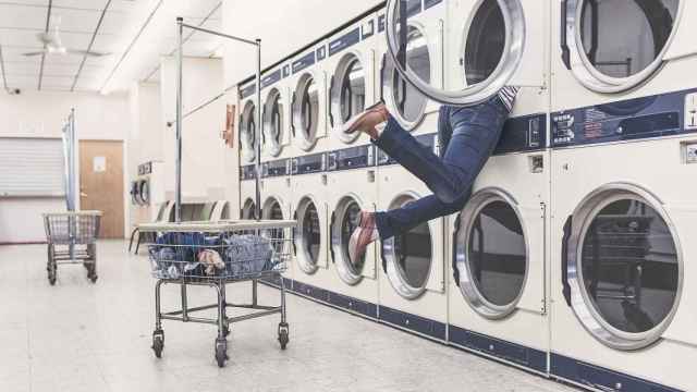 Persona haciendo la colada en una lavandería, en una imagen de archivo