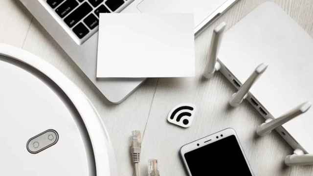 Escritorio con conexiones por cable y Wifi