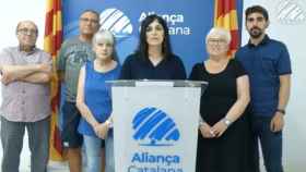Sílvia Orriols (c), ganadora de las elecciones municipales en Ripoll, acompañada de miembros de Aliança Catalana