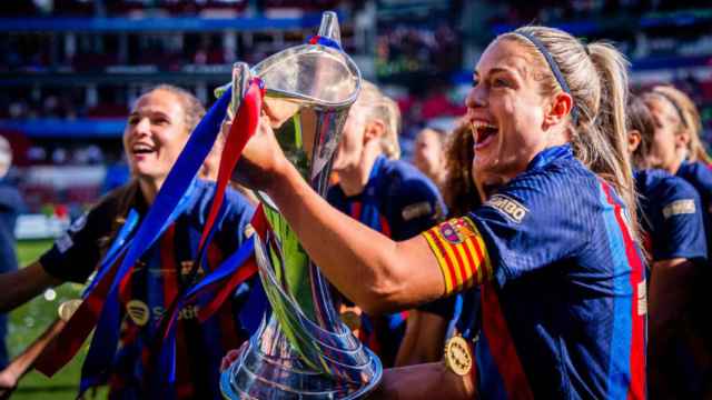 Alexia Putellas levanta el trofeo de la Champions League femenina