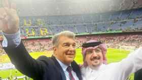 Joan Laporta, con el presidente de Baladi Express, Abdullah Al-Attiyah, en el Camp Nou