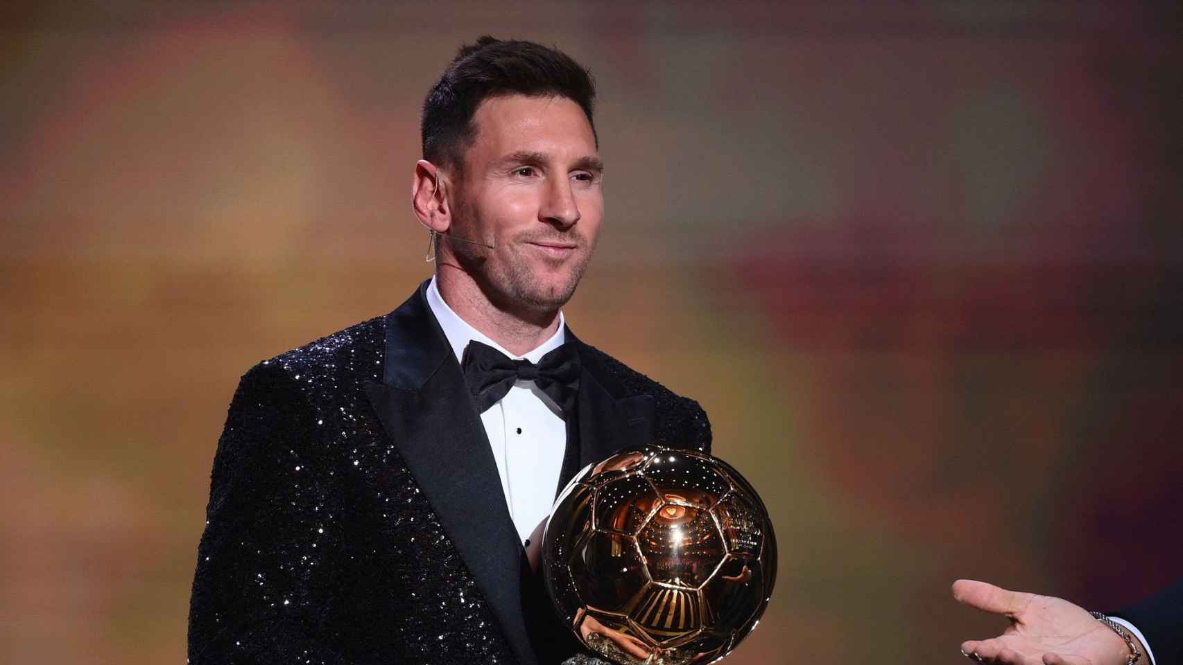 Messi recibe su séptimo Balón de Oro