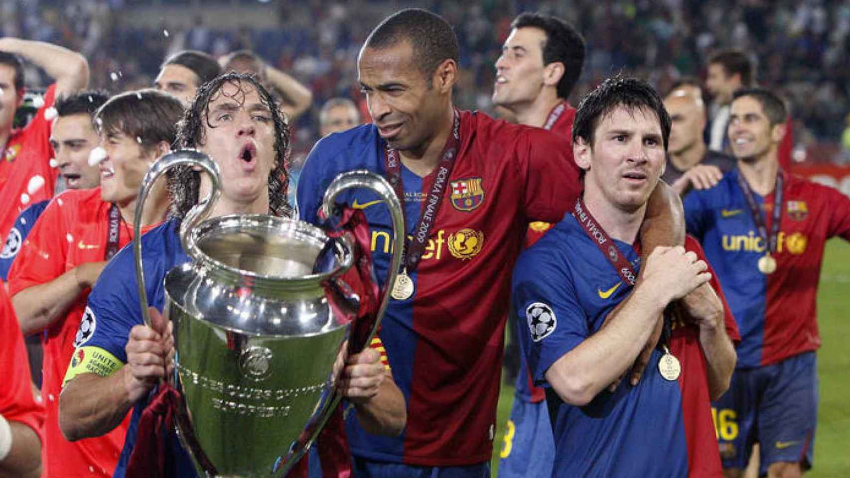 Carles Puyol, Thierry Henry y Leo Messi alzan la Champions de 2009