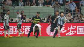 El fan chino de Messi evade a la seguridad del Workers Stadium / EFE