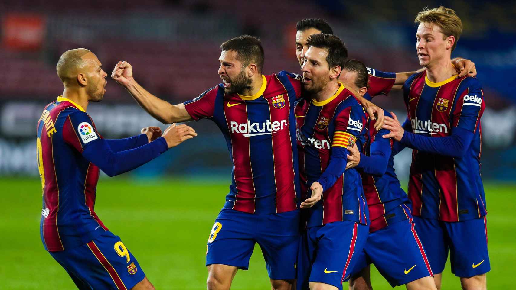 Messi, junto a Jordi Alba, Frenkie, Braithwaite, Busquets y Griezmann, festejando un triunfo durante su etapa en el Barça / FCB