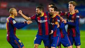 Messi, junto a Jordi Alba, Frenkie, Braithwaite, Busquets y Griezmann, festejando un triunfo durante su etapa en el Barça / FCB