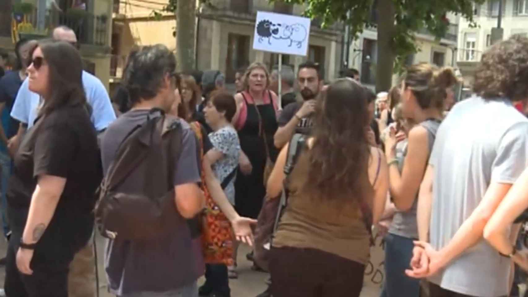 Manifestación contra Aliança Catalana frente al Ayuntamiento de Ripoll