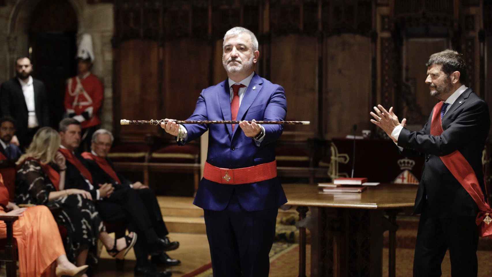 Jaume Collboni, con la vara de mando de alcalde de Barcelona