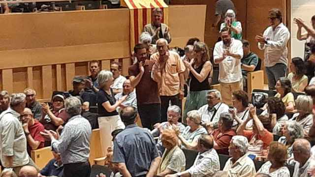 El alcalde de Girona, Lluc Salellas, aclamado a su llegada al acto de la ANC