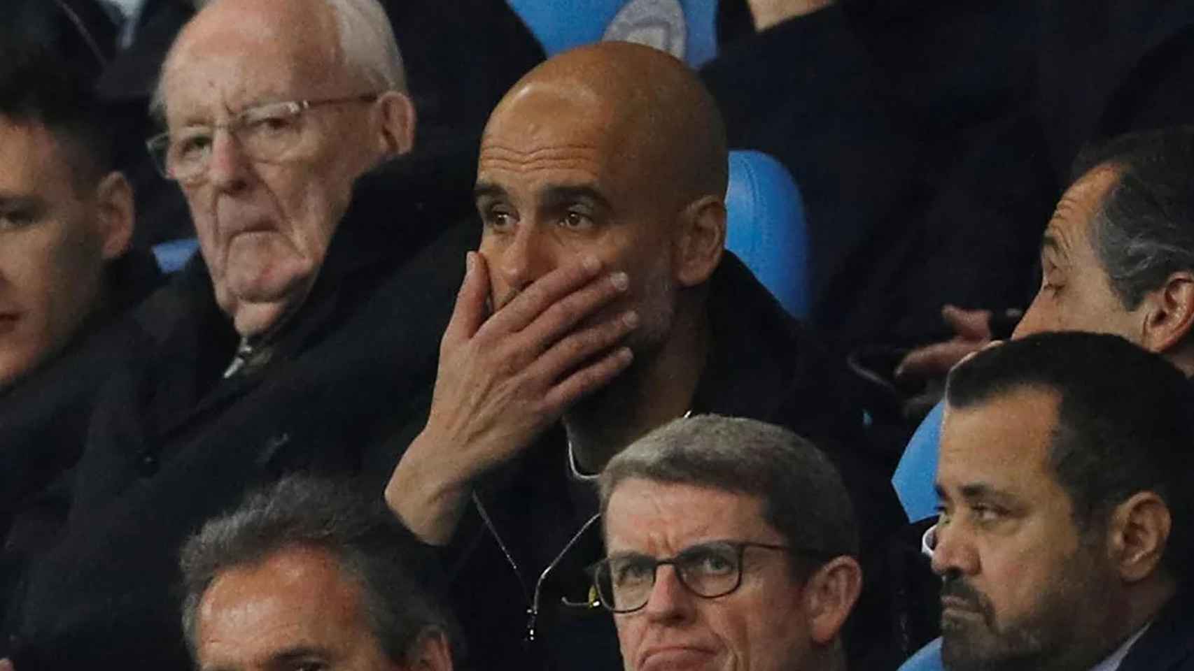 Guardiola, sorprendido, durante un partido del Manchester City / REDES