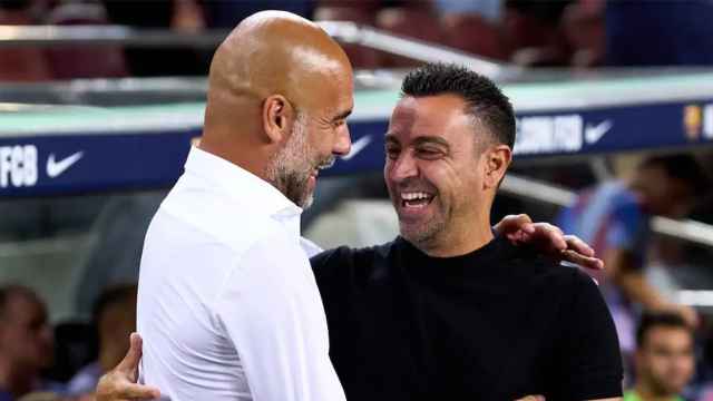 Guardiola  y Xavi Hernández, sonrientes en un Barça-City