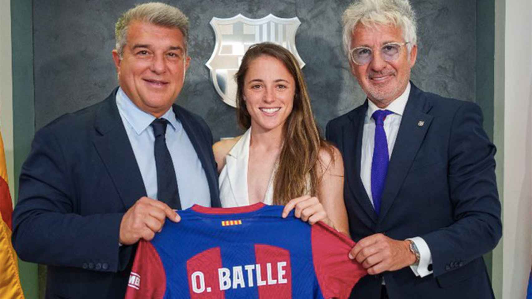Ona Batlle posa con la camiseta del FC Barcelona junto a Joan Laporta / FCB