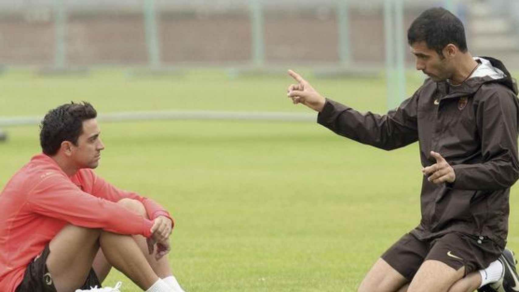 Xavi y Guardiola en un entrenamiento en 2008 / EFE
