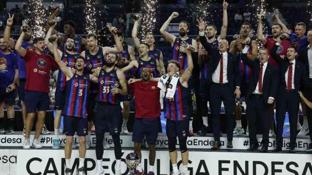Los jugadores del Barça celebran su victoria en la Liga ACB