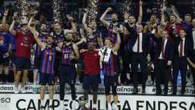 Los jugadores del Barça celebran su victoria en la Liga ACB