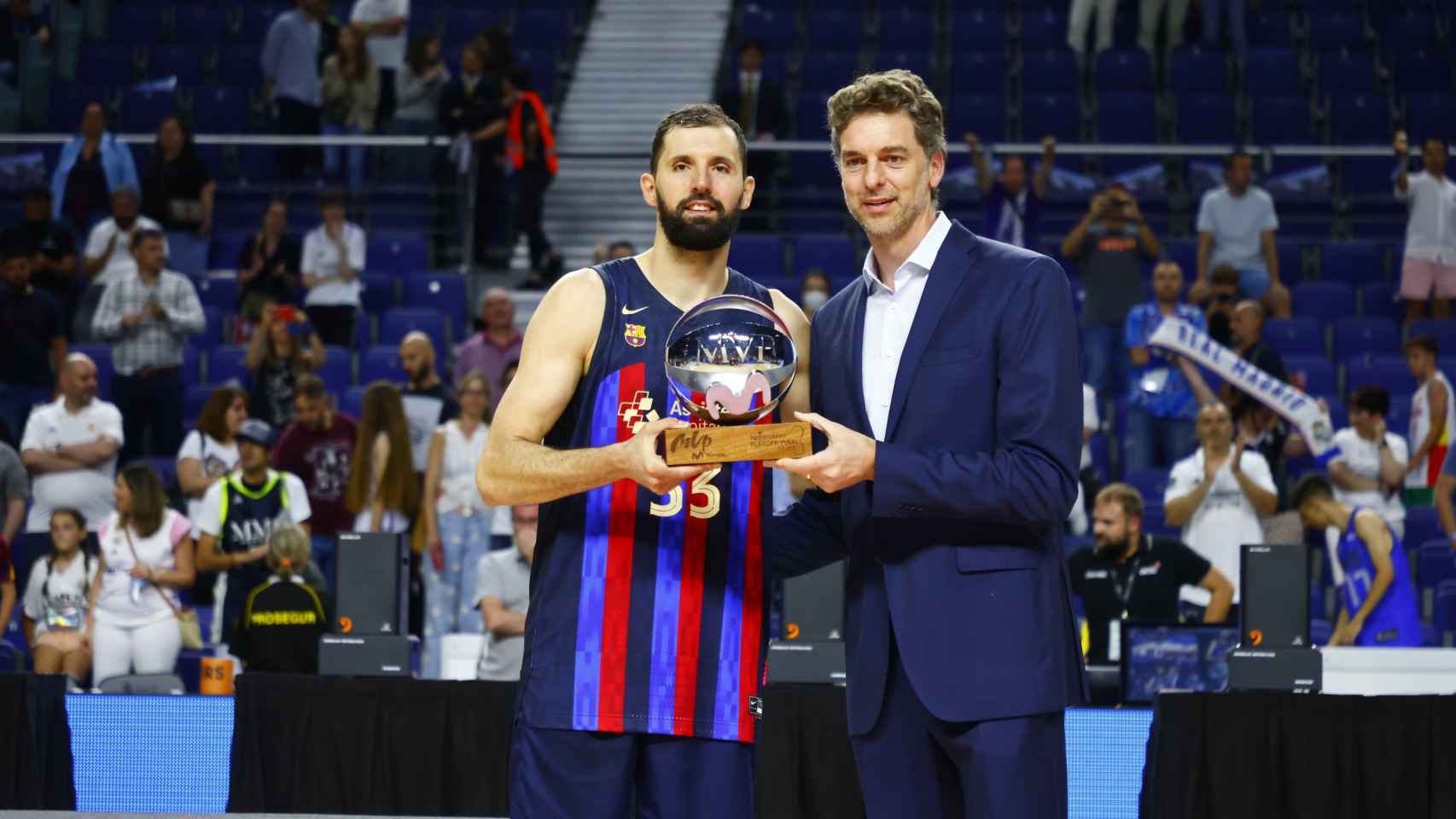 Pau Gasol le entrega a Nikola Mirotic el trofeo de MVP de las finales de la Liga Endesa