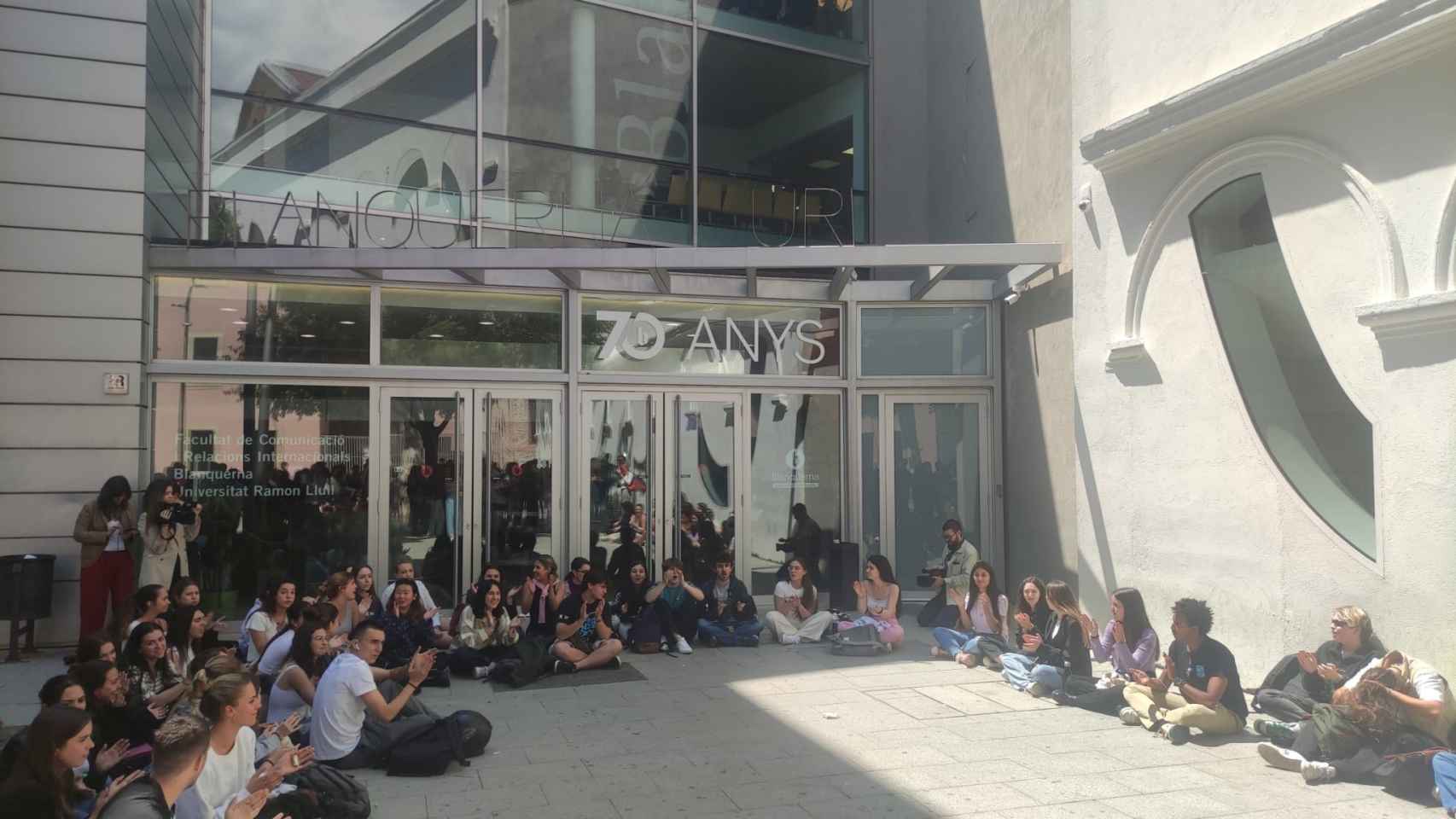 Decenas de alumnos de la universidad Blanquerna-URL protestan ante las puertas de la facultad de Comunicación y Relaciones Internacionales del centro