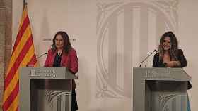La 'consellera' de la presidencia, Laura Vilagrà, con la portavoz del Govern, Patricia Plaja, en la rueda de prensa posterior al 'consell executiu'