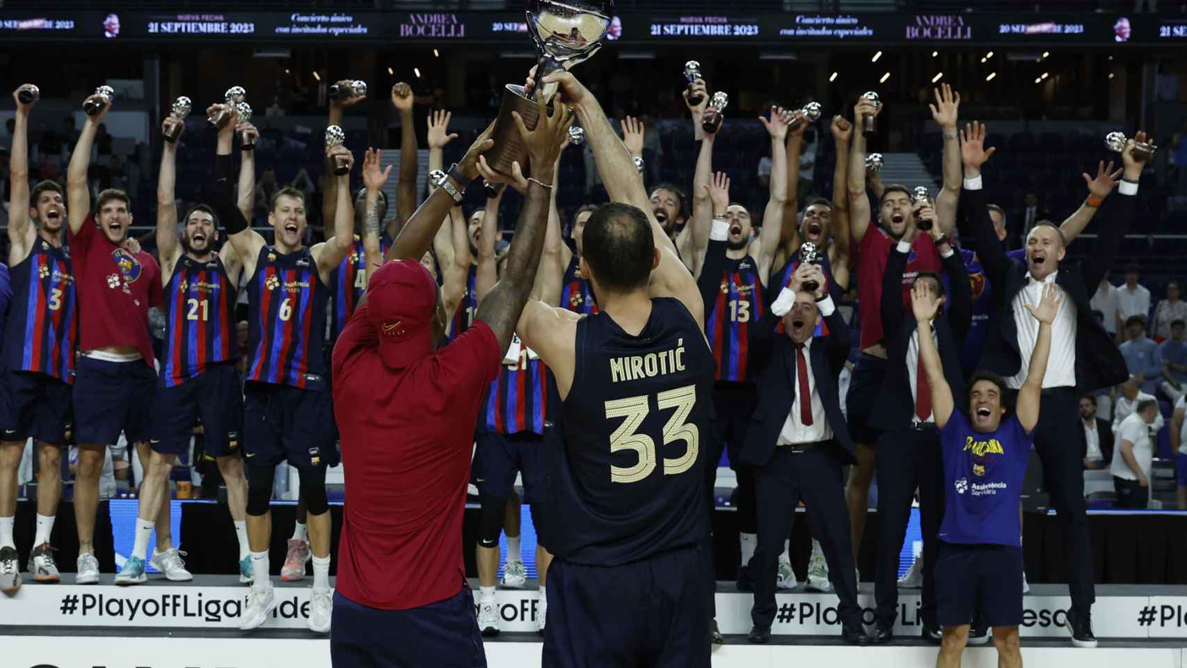 Mirotic levanta la copa tras ganar el Barça la Liga ACB