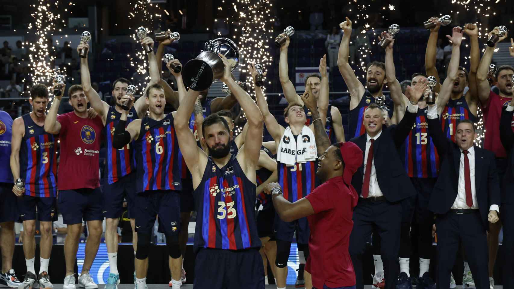 Mirotic alza el trofeo de campeones de la Liga Endesa
