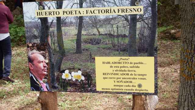 Una de las láminas en 'El Huerto Poeta', en un pueblo de Soria