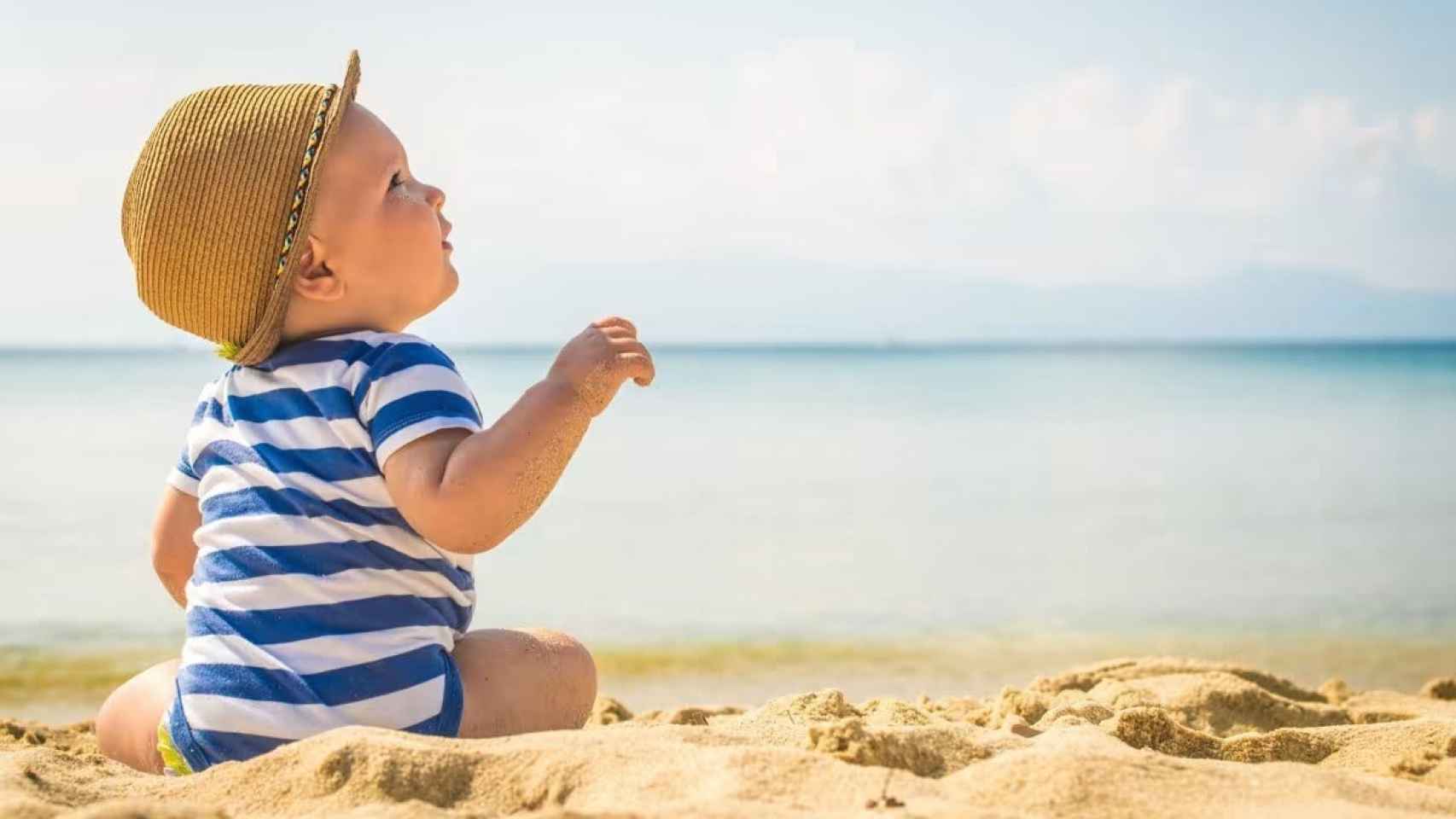 Un niño en la playa: los más pequeños necesitan la máxima protección frente al sol