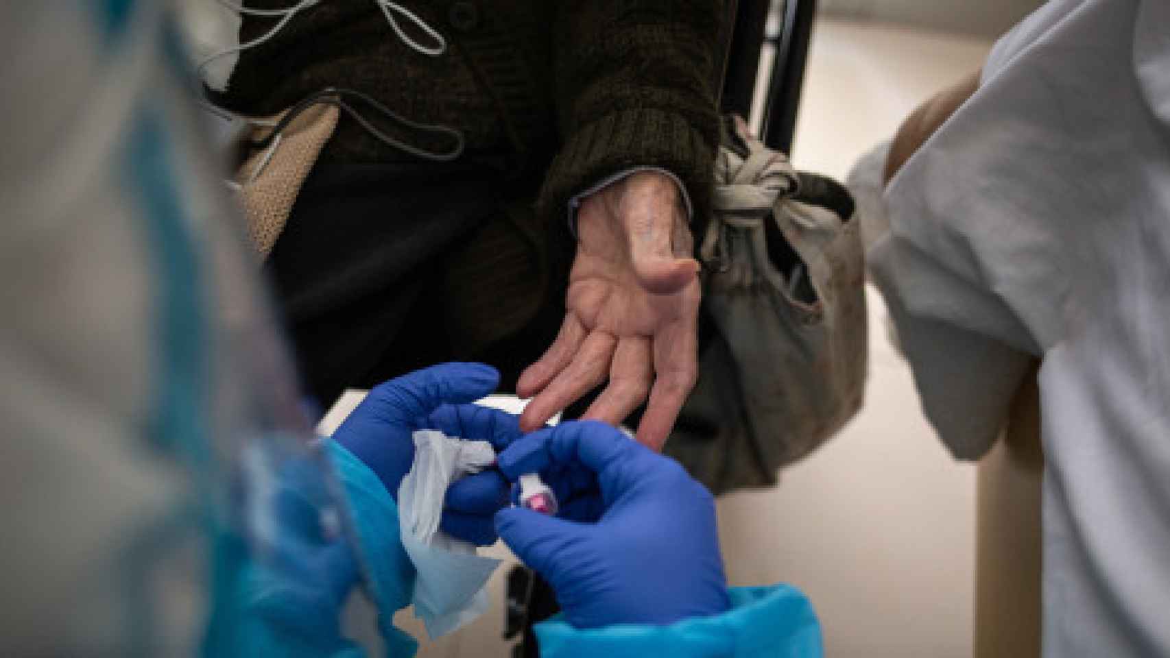 Un sanitario realiza un test Covid rápido a un interno en el geriátrico de Sant Pere de Ribes
