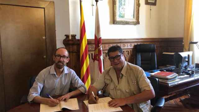 El exalcalde de Sitges Miquel Forns (CiU) con el presidente de la Mesa del Tercer Sector Sitges-Garraf, Joan Carles Nicolas Ferret