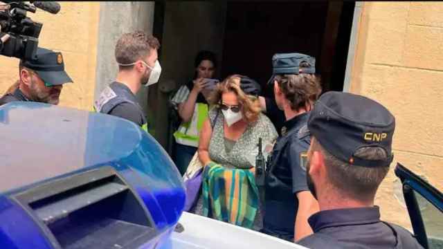 La alcaldesa de Sitges, Aurora Carbonell, en al ser detenida por la Policía