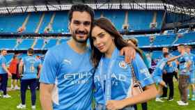 Ilkay Gundogan y Sara Arfaoui celebran la consecución de la Premier League