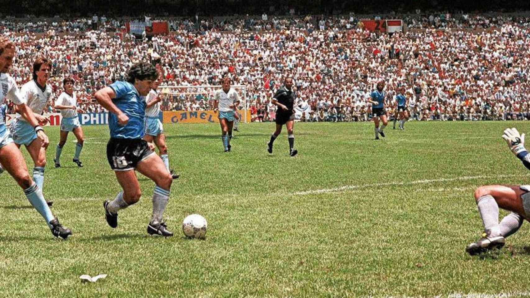 Maradona, en el gol más bello de la historia de los Mundiales, antes de batir a Shilton