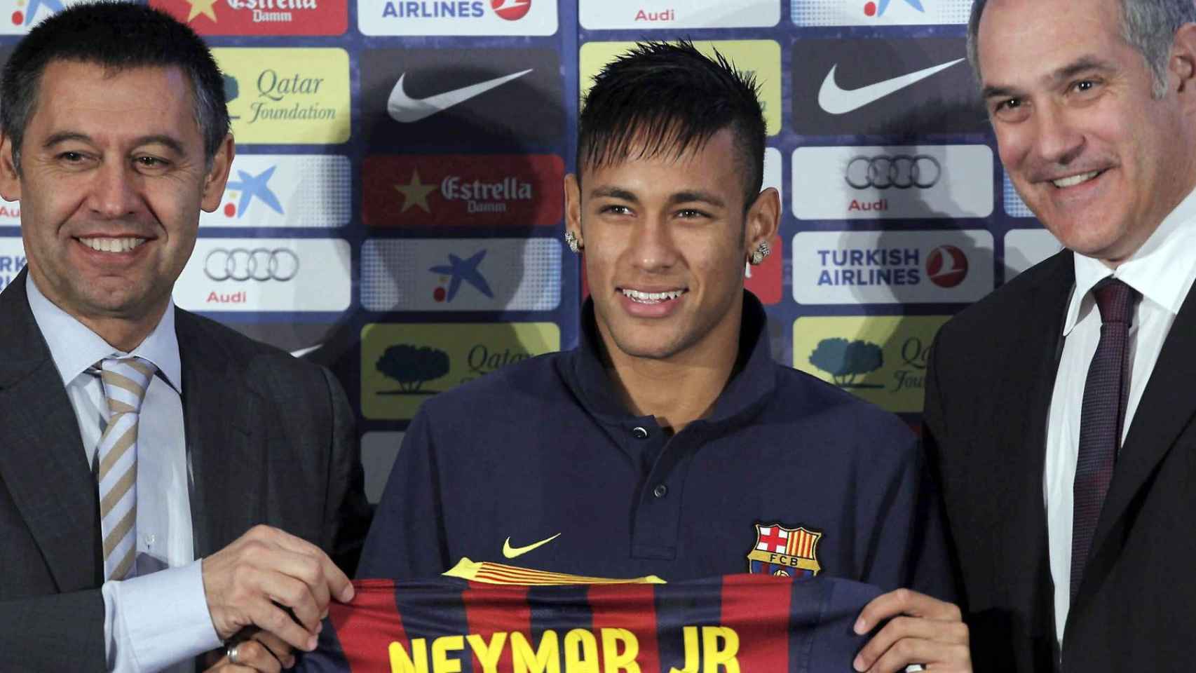 Neymar Jr, junto a Bartomeu y Zubizarreta en su presentación con el Barça