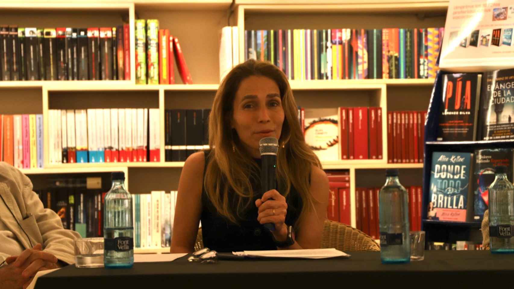 Eva Moll, editora de 'Letra Global' en el debate en la librería +Bernat