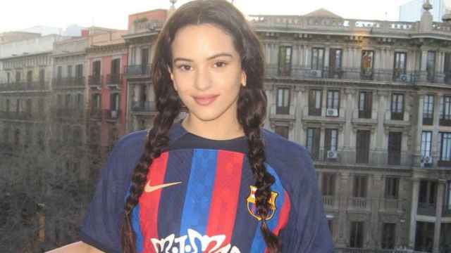 La Rosalía, utilizando la camiseta del Barça con el logo de 'Motomami' / FCB