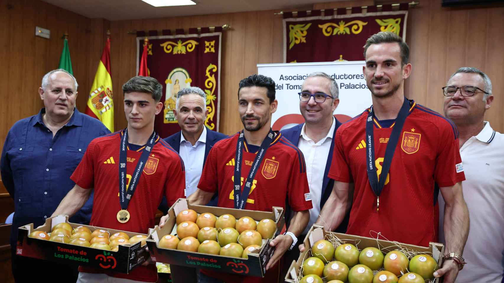 Gavi, Jesús Navas y Fabián Ruiz reciben su peso en tomates en Los Palacios