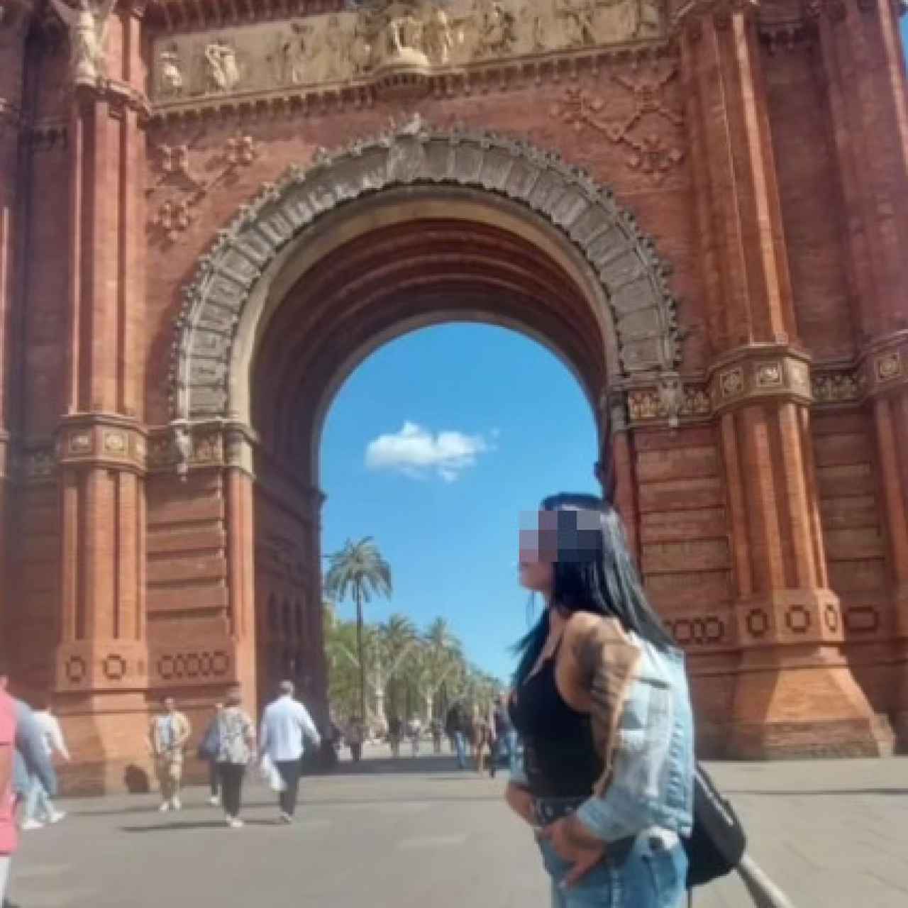 Adaia López en el Arco de Triunfo de Barcelona