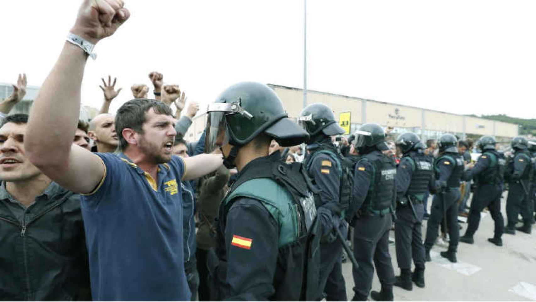 La Guardia Civil, en un punto de votación del 1-O en Cataluña