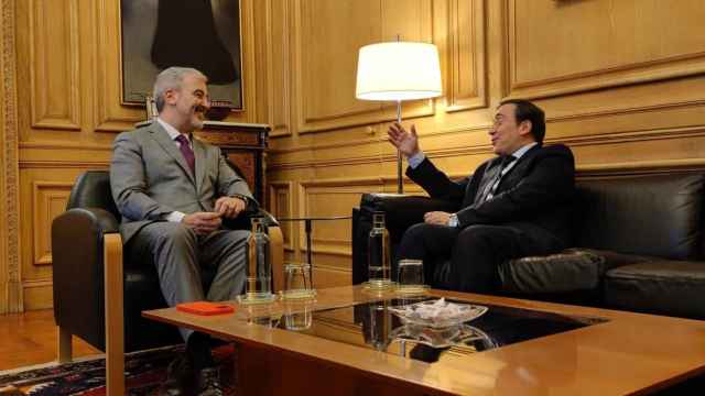 El alcalde de Barcelona, Jaume Collboni, y el ministro de Asuntos Exteriores, Unión Europea y Cooperación, José Manuel Albares, reunidos en el consistorio