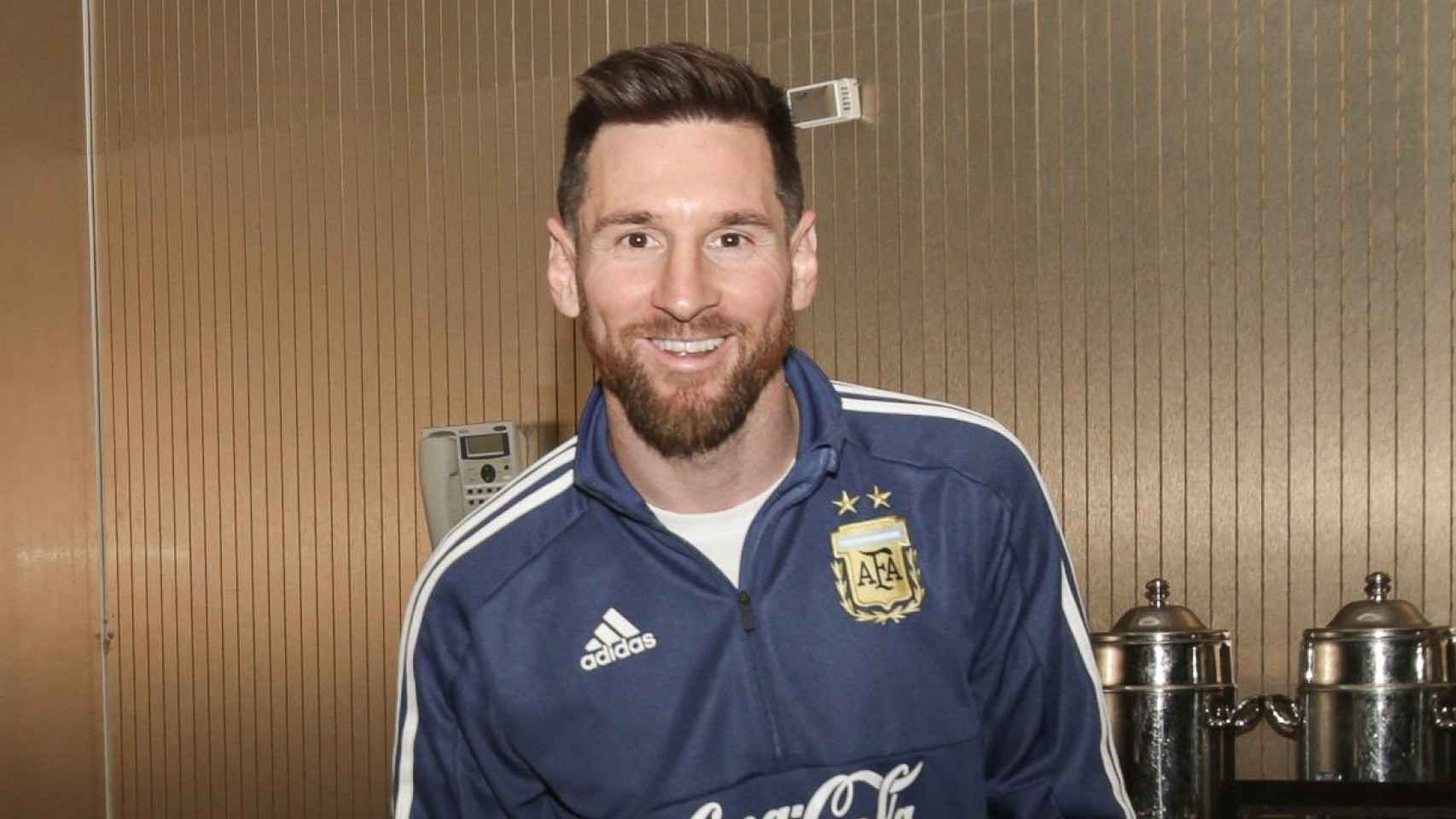 Messi, sonriendo, durante un cumpleaños festejado en las instalaciones de la selección de Argentina / REDES