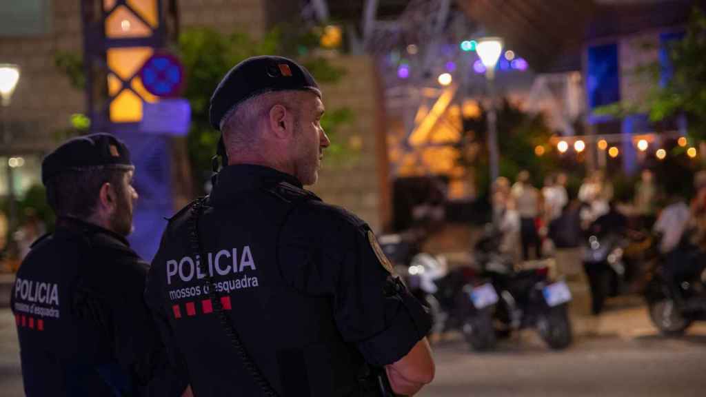 Un agente de la Brigada Móvil de Mossos d'Esquadra, en alerta por San Juan