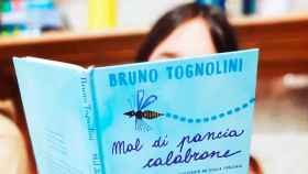 Una alumna del Colegio Italiano infantil, leyendo un libro