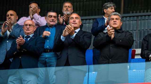 Joan Laporta, junto a Rafa Yuste, disfrutando de un partido del Barça B