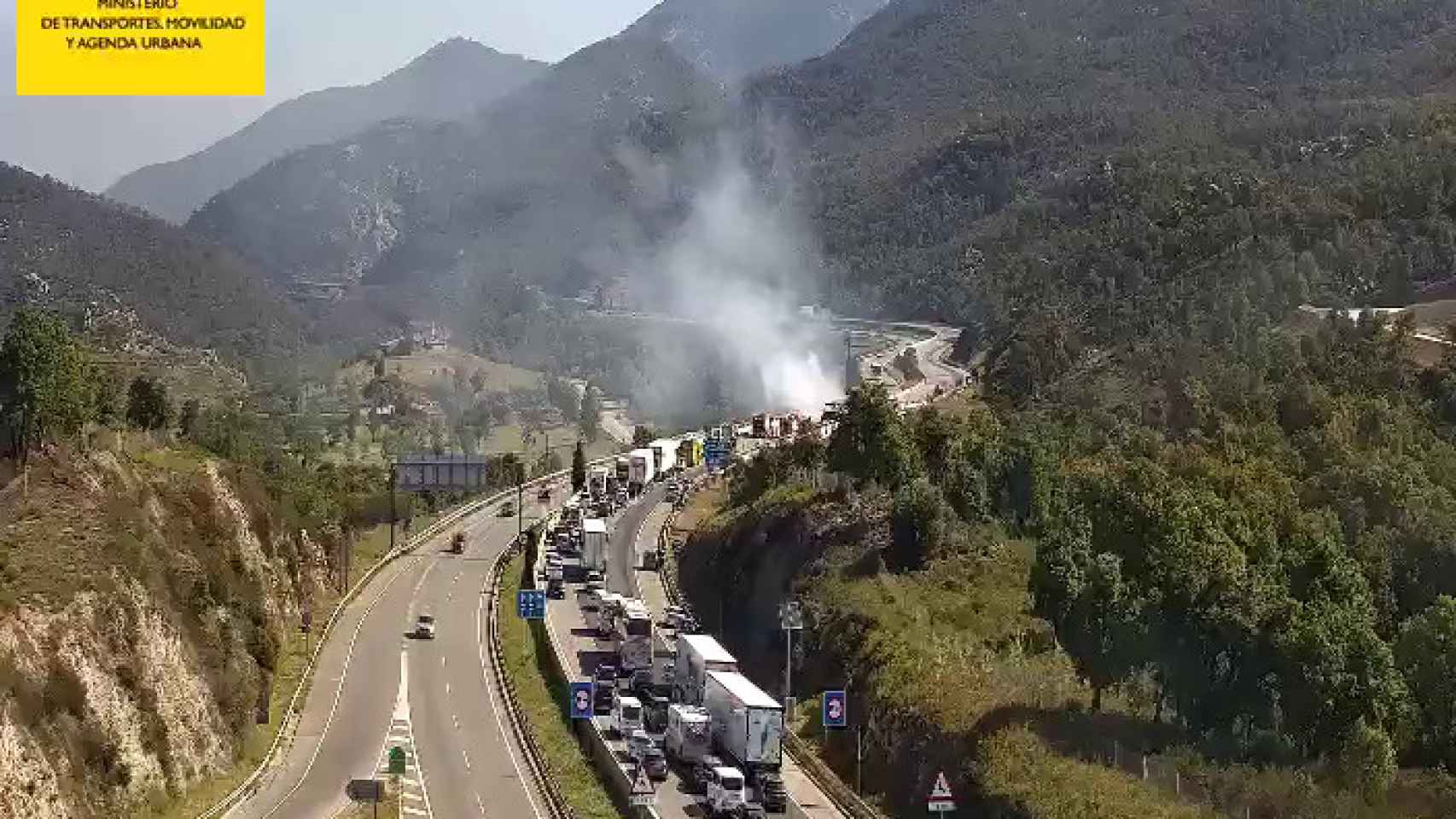 Imagen del incendio en la AP7 en La Jonquera